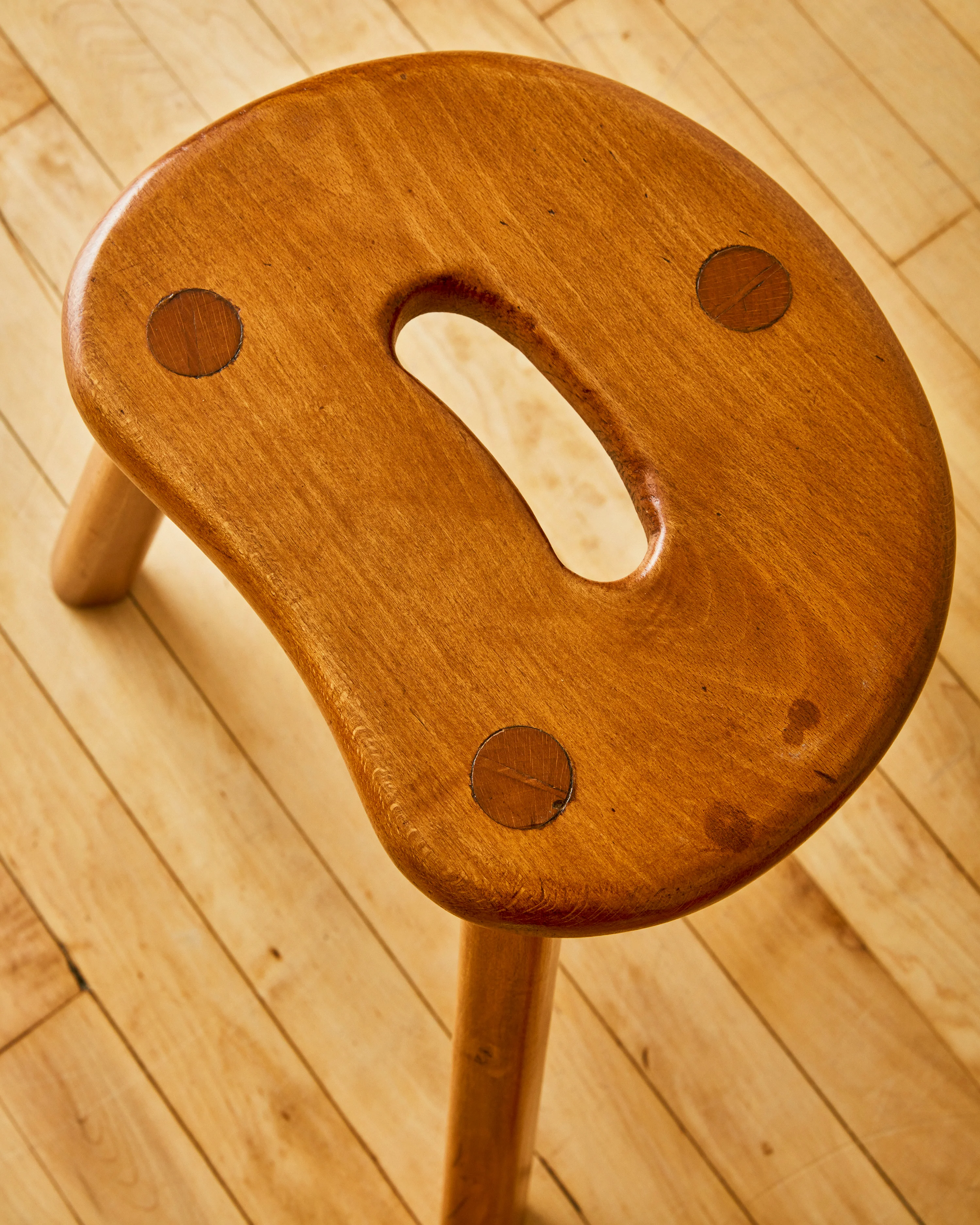 A PAIR OF TRIPOD ELM WOOD STOOLS C.1950 - Image 6
