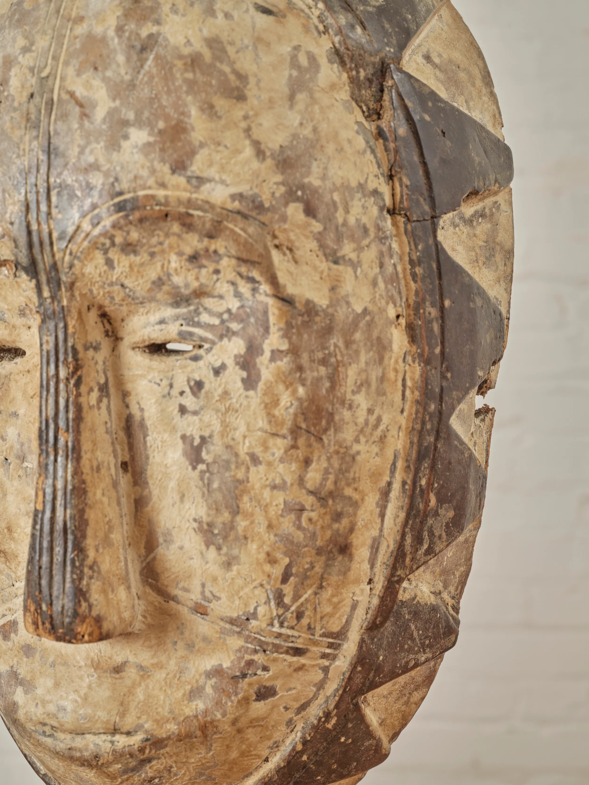 CONGOLESE FANG CARVED MASK SCULPTURE - Image 4