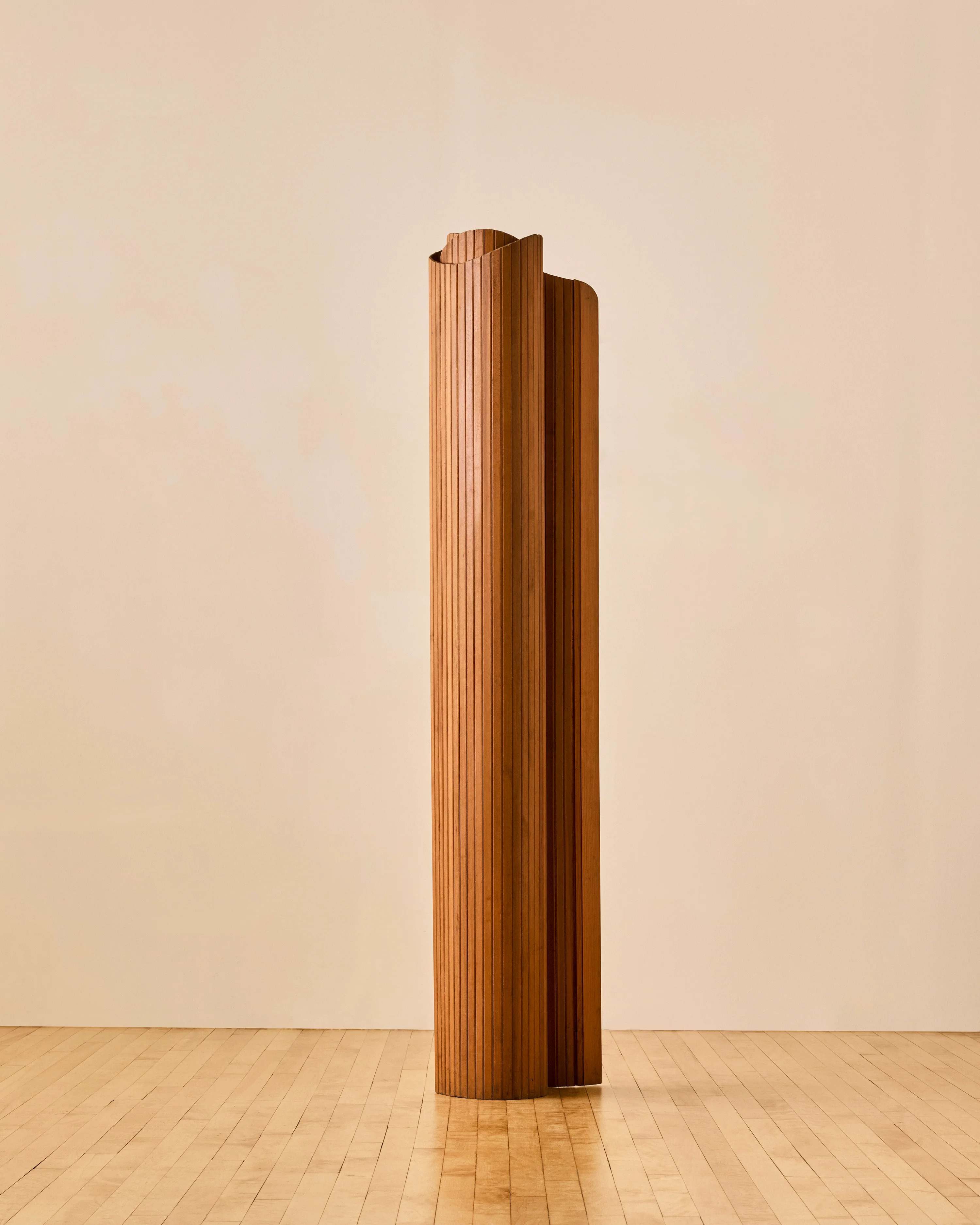 FRENCH SCALLOPED WOOD SCREEN IN THE STYLE OF JOMAINE BAUMANN - Image 3
