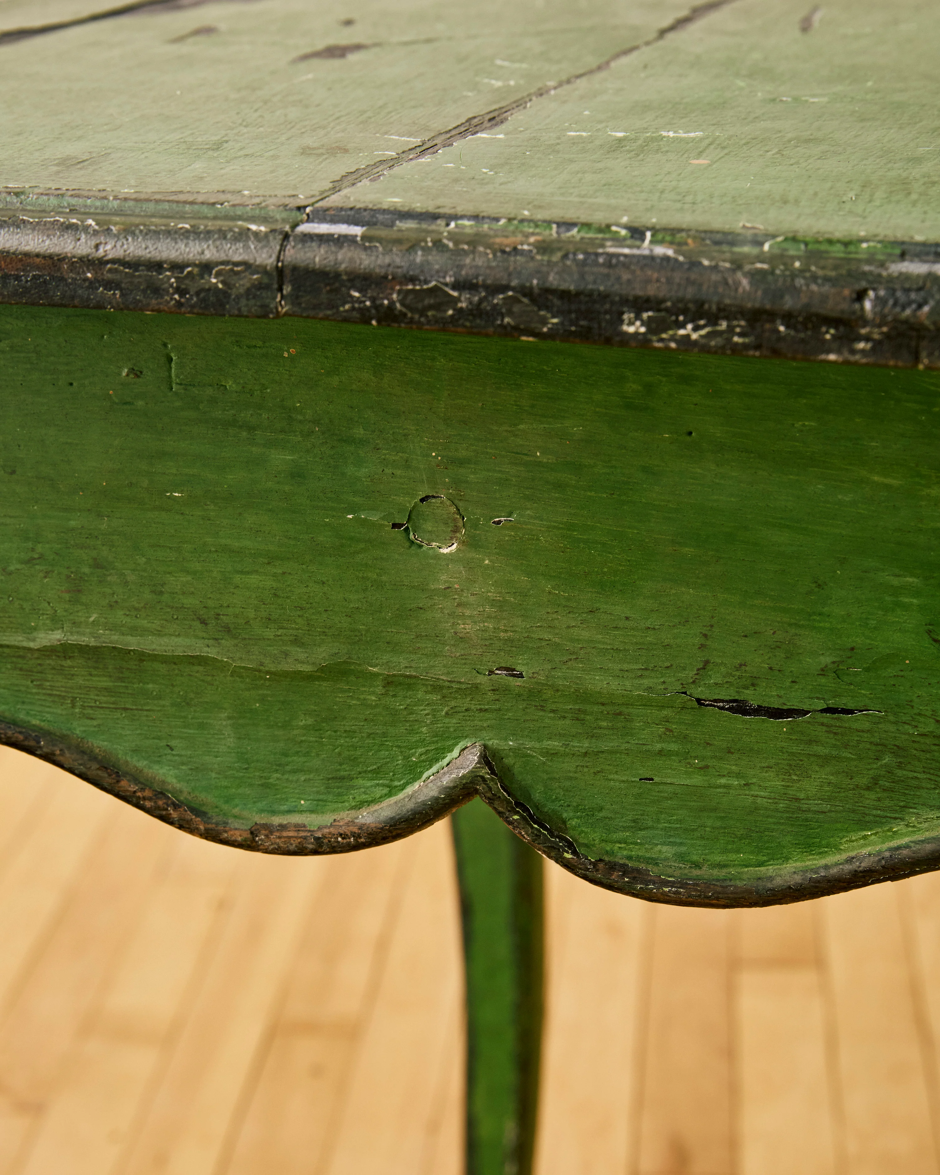 LOUIS XV STYLE GREEN PAINTED SCALLOPED SIDE TABLE - Image 6