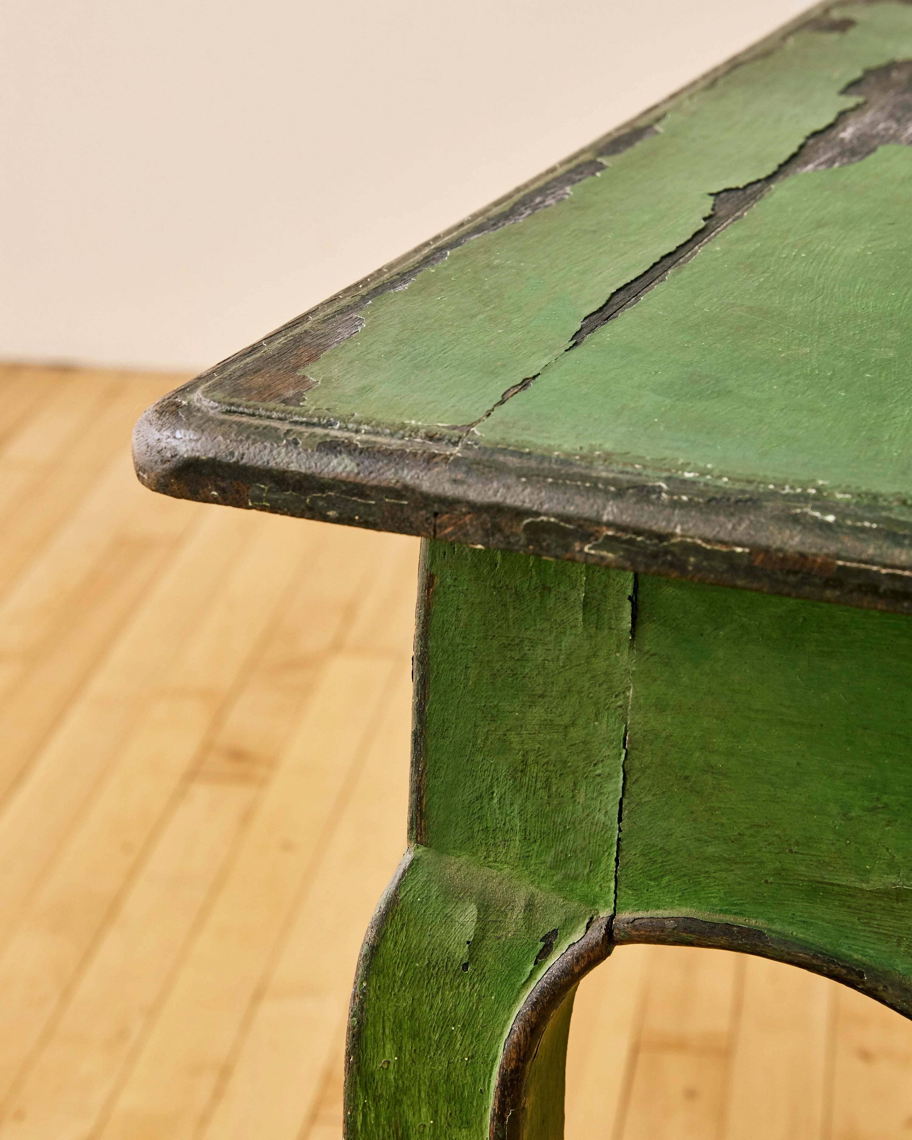 LOUIS XV STYLE GREEN PAINTED SCALLOPED SIDE TABLE - Image 8
