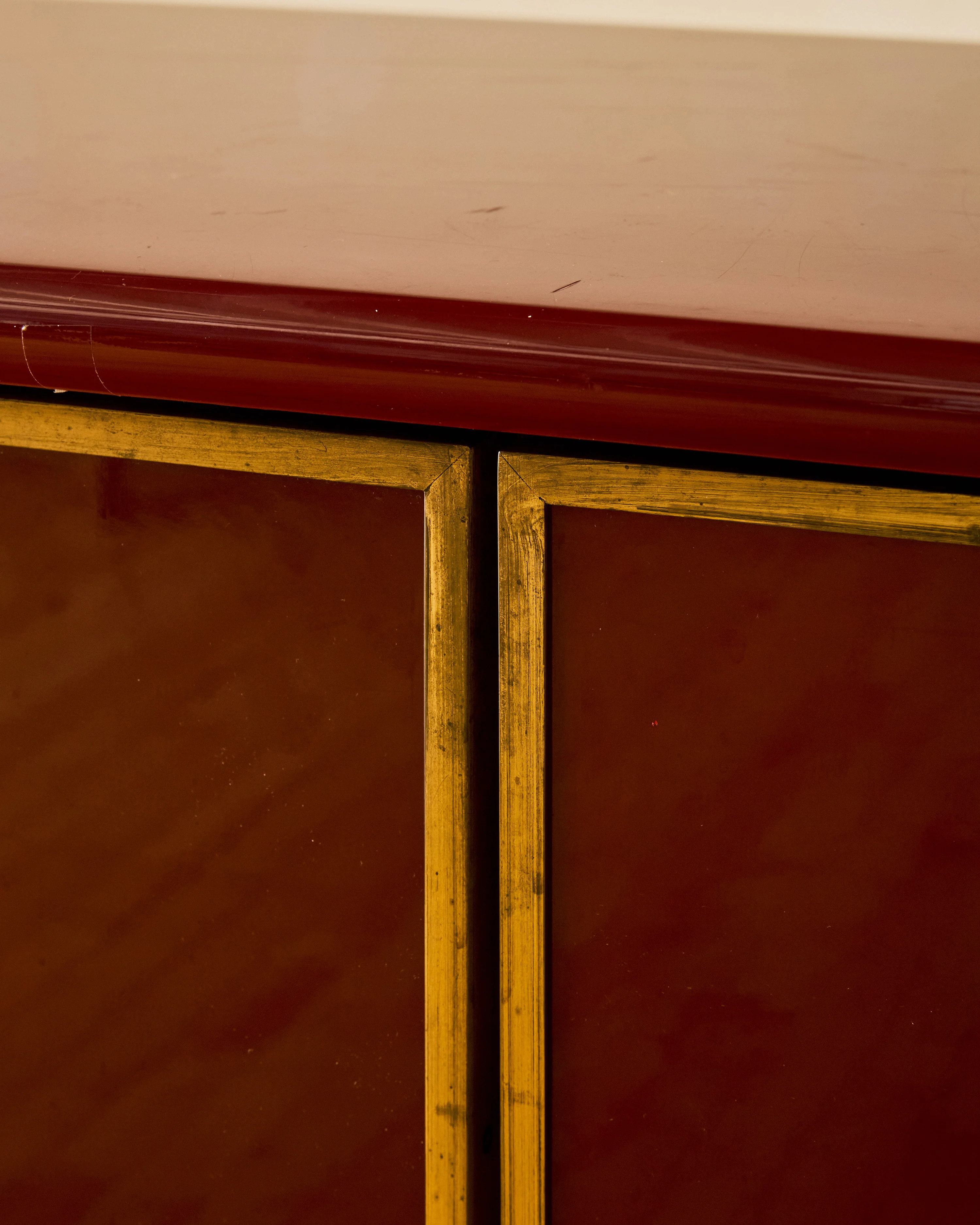 RED LACQUERED WOOD AND BRASS CREDENZA BY MARIO SABOT - Image 7
